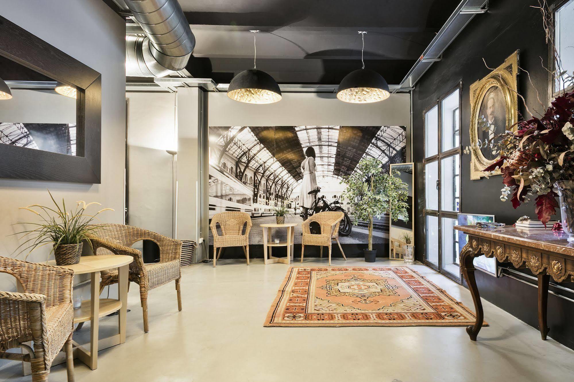 Fira Apartments By Gaiarooms Барселона Экстерьер фото