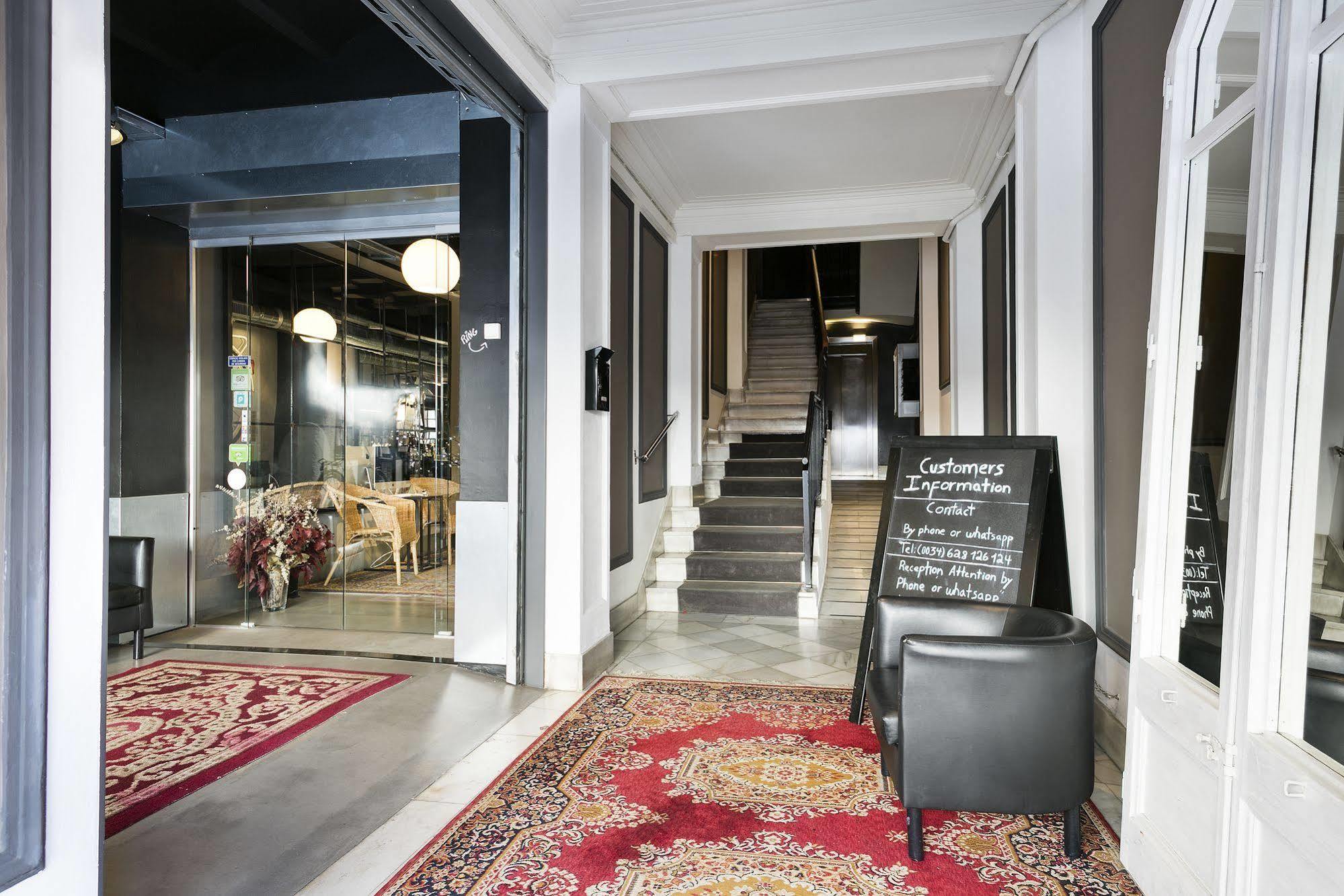 Fira Apartments By Gaiarooms Барселона Экстерьер фото
