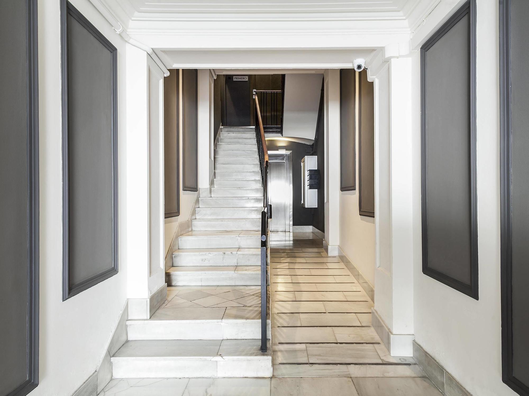 Fira Apartments By Gaiarooms Барселона Экстерьер фото