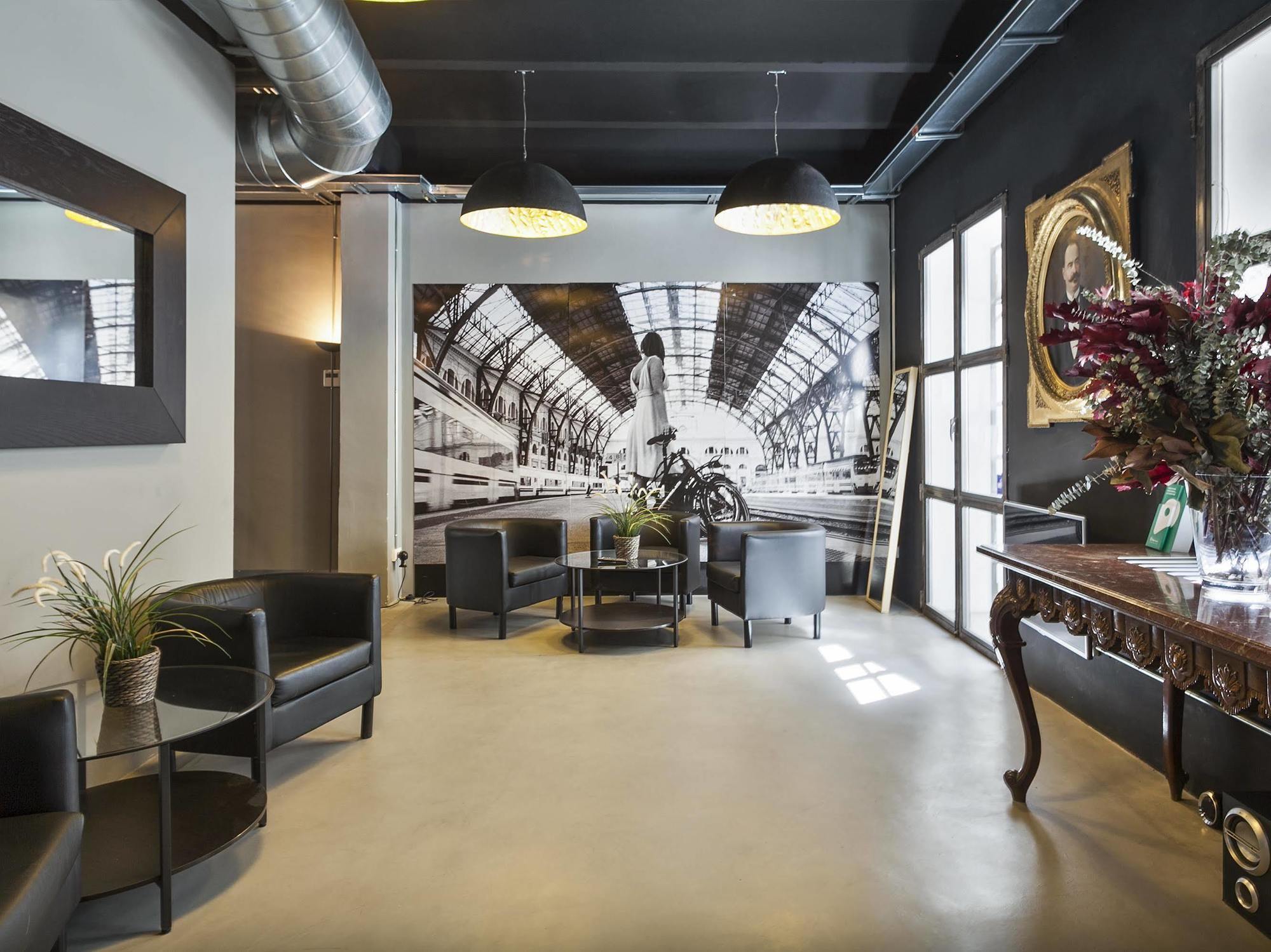 Fira Apartments By Gaiarooms Барселона Экстерьер фото